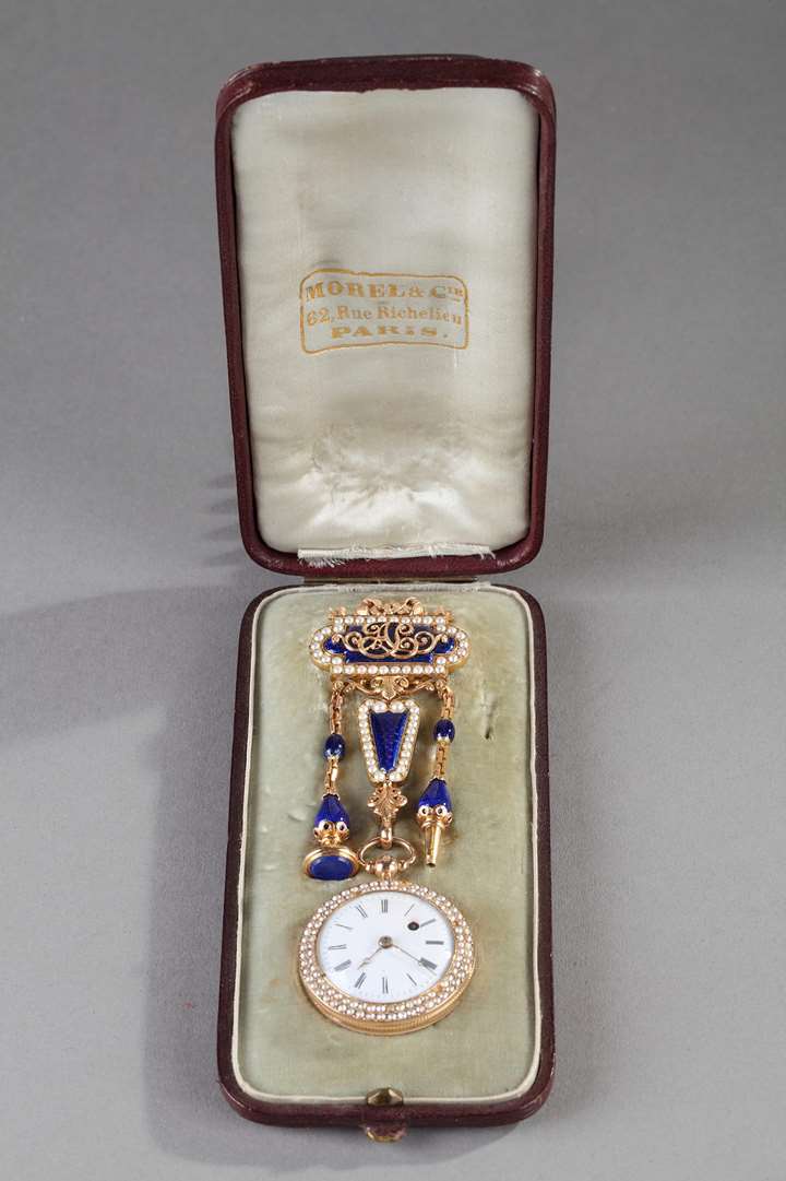 Chatelaine and watch in gold, pearls and enamel